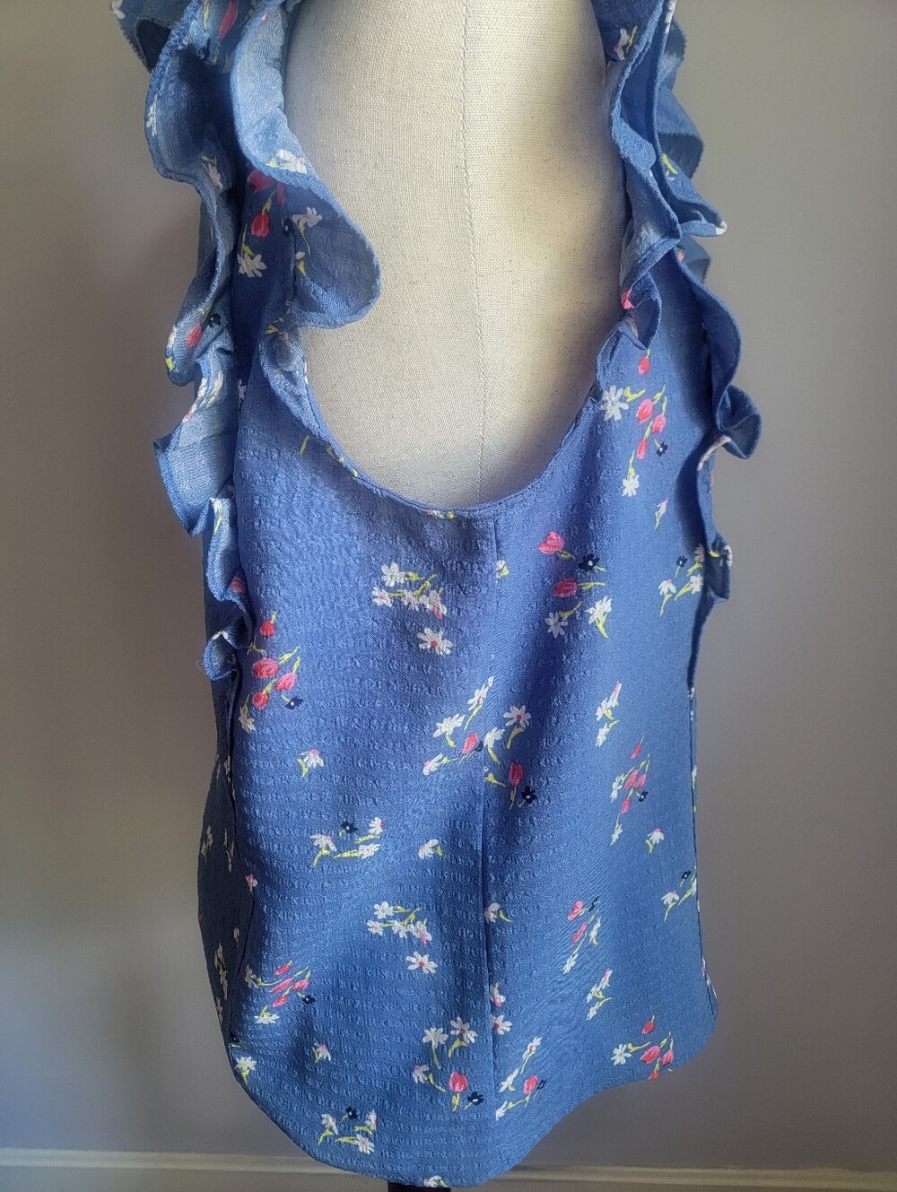 LOFT Blue Floral Ruffle Tie-Neck Blouse Size Medium - Picture 4 of 9